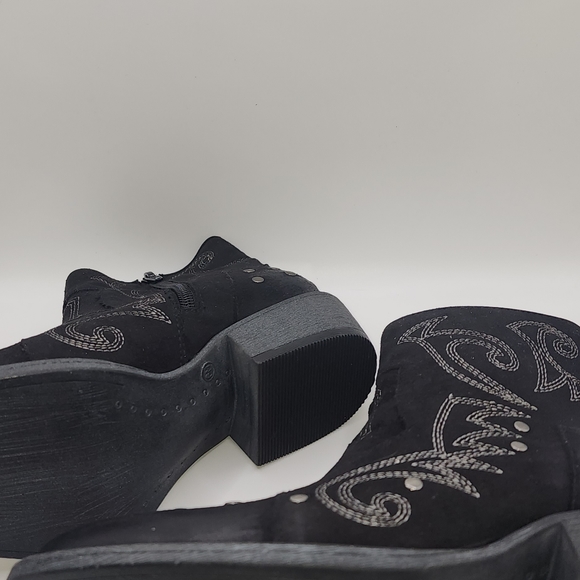 boots - Picture 3 of 5